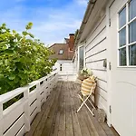 Historic House With Sunny Terrace * Μπέργκεν