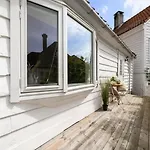 Historic House With Sunny Terrace 公寓