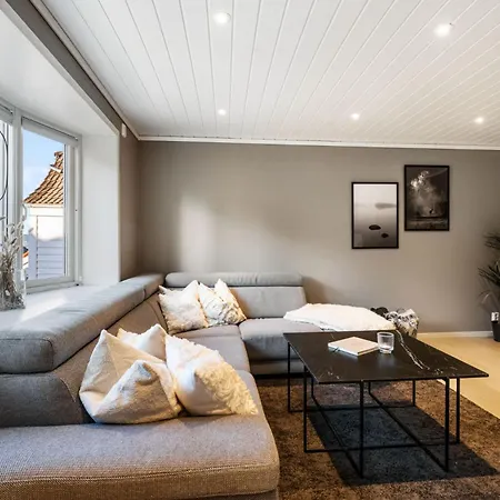 Historic House With Sunny Terrace Μπέργκεν